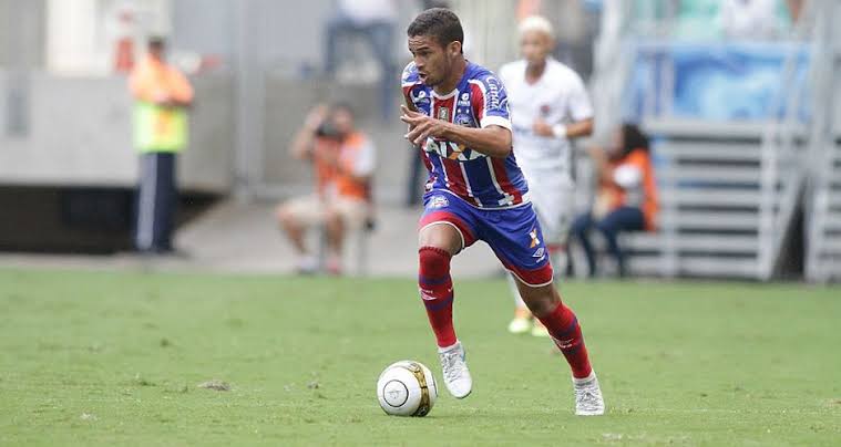 ESQUENTOU - O Botafogo tem interesse formal pelo meia Marco Antônio, de 23 anos, que pertence ao Bahia, e fará uma reunião com representantes do jogador na próxima segunda-feira (22) para tentar chegar a um acordo. O jogador também despertava o interesse do América-MG. O Bahia negocia com Messias, do Coelho, e a equipe mineira pediu a chegada de Marco Antônio como uma compensação. As conversas, contudo, não avançaram.