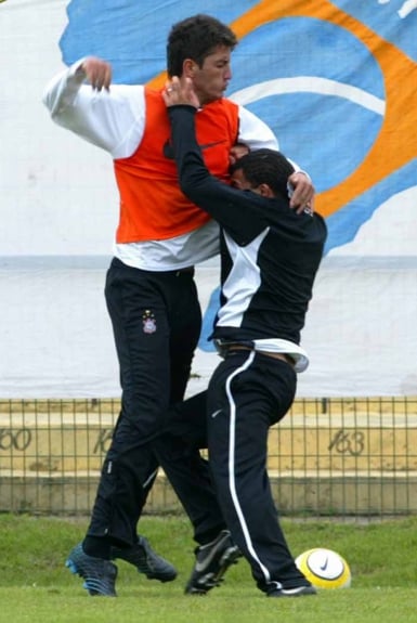 Em abril de 2005, nos primeiros meses de Corinthians, Tevez partiu para cima do zagueiro Marquinhos, bem mais alto do que ele, durante treino. Os dois trocaram socos e foram punidos pelo clube.