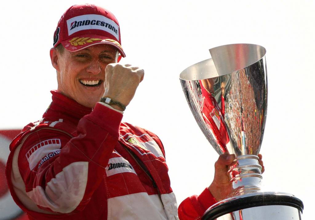 Michael Schumacher está desde 2013 tentando recuperar-se de um acidente de esqui. Pouco se sabe sobre sua real condição de saúde, mas impossível não lembrar de suas inúmeras conquistas na Fórmula 1. Ele disse adeus às pistas pela primeira vez em 2009, mas voltou a pilotar no ano seguinte pela Mercedes, onde ficou por três temporadas.
