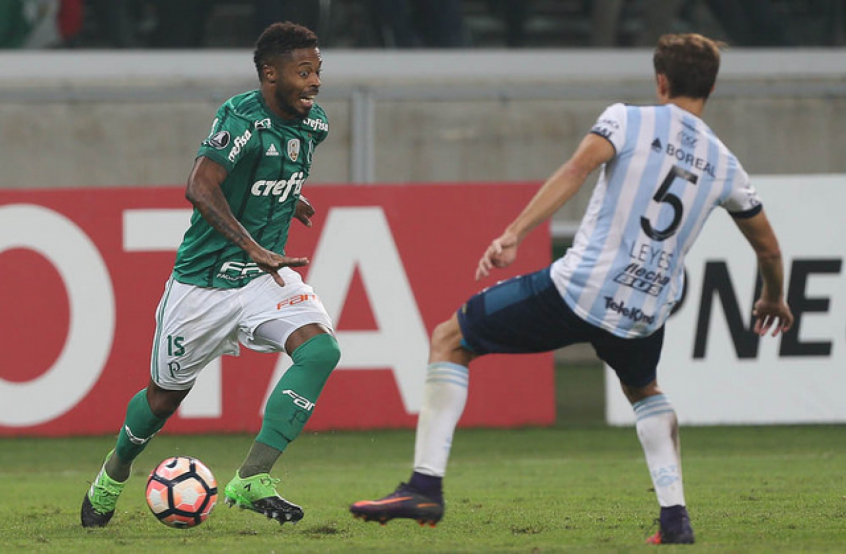 Em 2017, ele 'pulou o muro' e foi para o Palmeiras. Por lá, jogou por menos tempo, com 43 atuações e somente dois gols em pouco mais de um ano no clube.