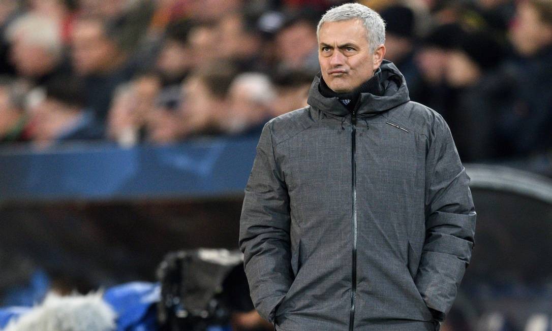 ESQUENTOU - O Tottenham pode substituir José Mourinho por Maurizio Sarri no comando da equipe para a próxima temporada, segundo a "RAI Sports". O italiano está no topo da lista dos dirigentes dos Spurs, mas nenhuma proposta oficial foi formalizada.