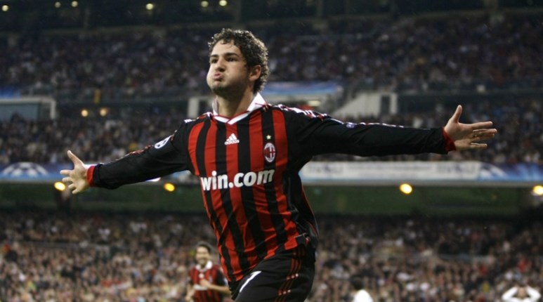 16º lugar: Alexandre Pato (atacante) - Saiu do Internacional para o Milan (ITA) em 2017 - Valor: 24 milhões de euros