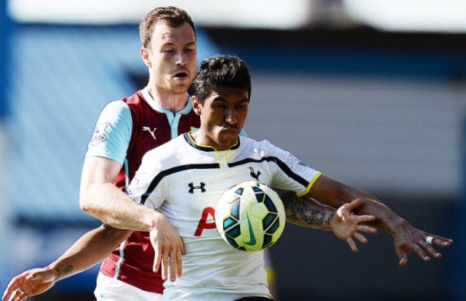 24º lugar: Paulinho (meia) - Saiu do Corinthians para o Tottenham (ING) em 2013 - Valor: 19,75 milhões de euros 