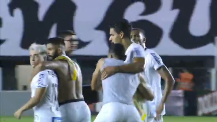No intervalo de jogo entre Santos e Mirassol, na Vila Belmiro, em 2020, o meia Diego Pituca e o atacante Soteldo se desentenderam e tiveram que ser contidos pelos companheiros.