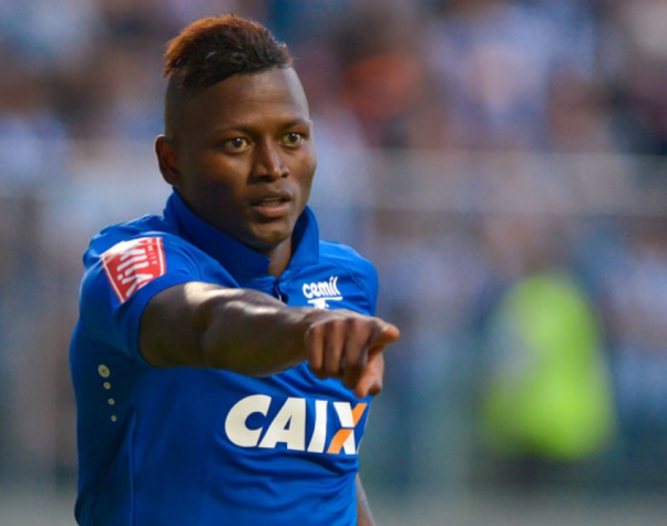 Riascos: o atacante obteve uma vitória parcial na Justiça e conseguiu a rescisão do Cruzeiro. Posteriormente, o atleta foi condenado a pagar R$ 2,2 milhões para a Raposa.