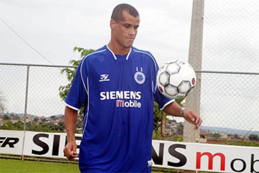 O Cruzeiro tem um meio campo e um ataque de respeito, com jogadores com passagens pela Seleção Brasileira. O time ficou: Doni; Lucas, Gustavo, Nirley e Sanchez Miño; Federico Gino, Camilo e Rivaldo (foto); Edmundo, Riascos e Keirrison.