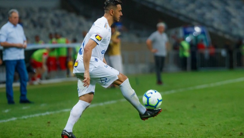 Outro ex-meia do Cruzeiro, Robinho também não deixou barato. Após publicar uma foto do filho, que iria assisti-lo no Mineirão, um torcedor escreveu: "Foi ver o pai f*der meu Cartola". O jogador rebateu: "Da próxima vez eu vou f*der outra pessoa", afirmou.