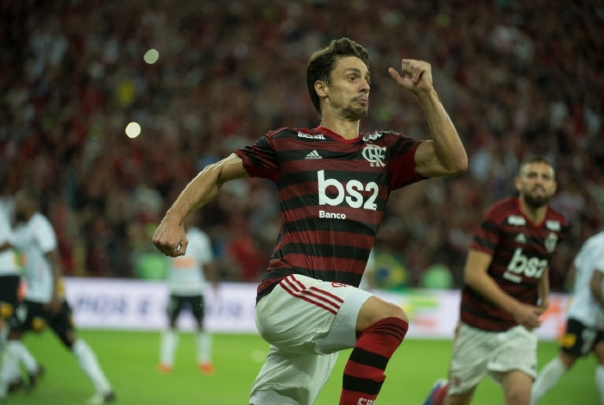 O zagueiro Rodrigo Caio, que atuou por São Paulo e Flamengo neste período válido para a votação, está na equipe.