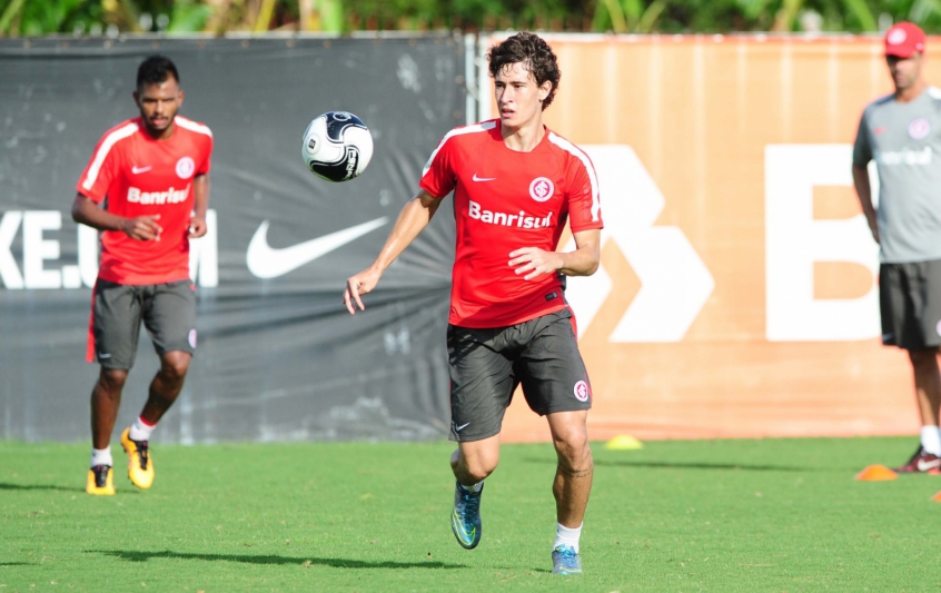 FECHADO: O Internacional anunciou o novo acordo do meio-campista Rodrigo Dourado, nome que chegou a ser ventilado no mercado de transferências como de interesse do Flamengo. Agora, o contrato de Dourado tem duração até 2023.