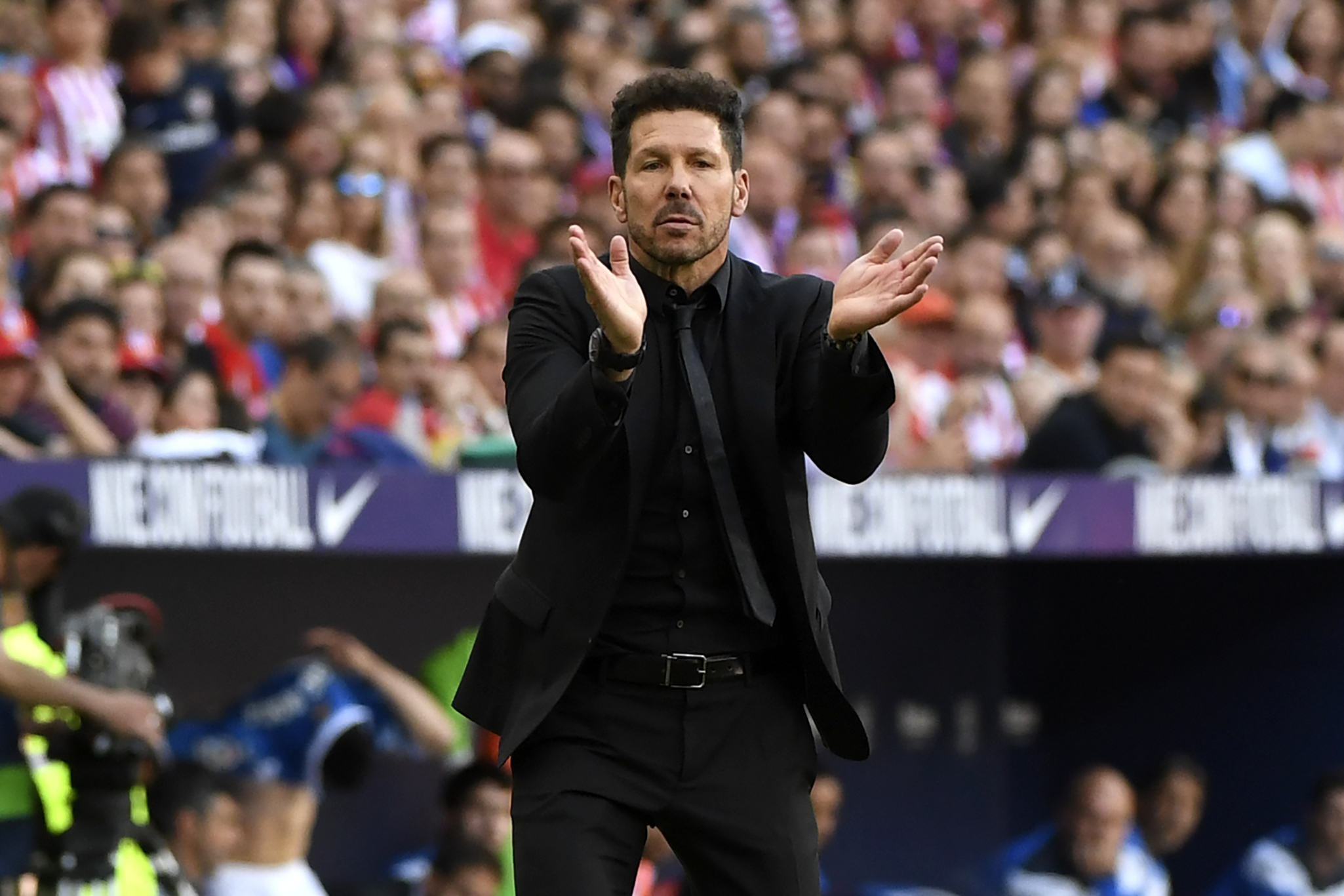 ESQUENTOU - Além de outros nomes que vem sendo tratados como alternativas em potencial para assumir o comando do Newcastle como Unai Emery (Villarreal), Steven Gerrard (Rangers) e Roberto Martínez (seleção da Bélgica), Diego Simeone foi outra figura que virou assunto na imprensa inglesa. A informação publicada pelo diário The Sun trata a possibilidade como sendo a mais atrativa para os novos proprietários do clube inglês que, recentemente, foi adquirido pelo bilionário saudita Mohammed bin Salman.