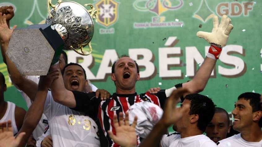 12 anos - São Paulo - O último título brasileiro do Tricolor foi em 2008, há doze anos. Naquela temporada a equipe comandada por Muricy e capitaneada por Rogério Ceni venceu o tricampeonato consecutivo, terminando com 75 pontos.