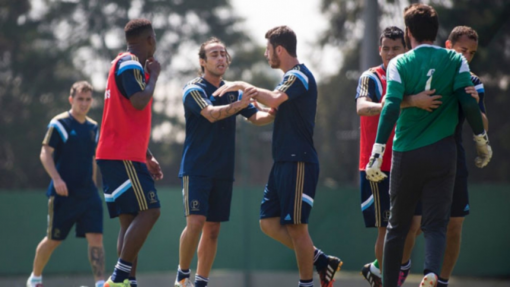 Em 2014, Valdívia e Bruno se envolveram em discussão no treino do Palmeiras com vários palavrões. Os dois só não chegaram a trocar socos por causa dos companheiros. A discussão ocorreu por conta das reclamações do meia, que queria que o goleiro lançasse a bola para ele.