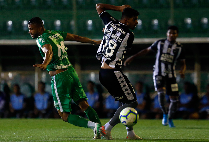 Chapecoense - SOBE: Roberto, Eduardo, Bruno Pacheco e Arthur Gomes foram os principais criadores de jogadas dos donos da casa. Faltou, porém, pontaria dos atacantes. DESCE: Henrique Almeida desperdiçou chances claras de gol. Já Everaldo, maior esperança de bola na rede entre os jogadores da Chape, estava em noite pouco inspirada e foi 'colocado no bolso' pela zaga alvinegra. Além disso, Douglas falhou na marcação de Rhuan quando saiu o gol.