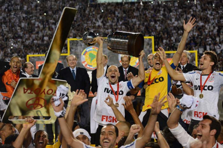 LIBERTADORES 2012 - Após campanhas frustradas e anos sendo zoado pelos rivais, o Corinthians finalmente sentiu o gosto da Glória Eterna. Em uma campanha invicta e memorável na Libertadores, a equipe treinada por Tite conquistou o primeiro título da Libertadores na história do clube, em uma final épica contra um dos maiores e mais temidos times sul-americanos: o Boca Juniors.