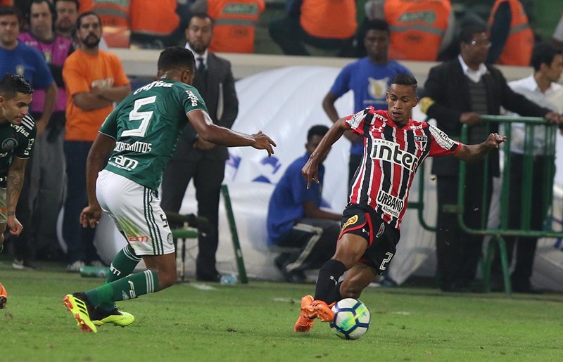 O São Paulo chegou a um acordo com o Cruz Azul, do México, para emprestar o atacante Paulinho Boia até dezembro de 2020. O jogador de 21 anos viajou para acertar os detalhes finais e, se tudo der certo, ser anunciado pela nova equipe. Os mexicanos aceitaram pagar 300 mil dólares (R$ 1,2 milhão) pela negociação e o contrato terá uma opção de compra de 1 milhão de dólares (R$ 4,2 milhões).