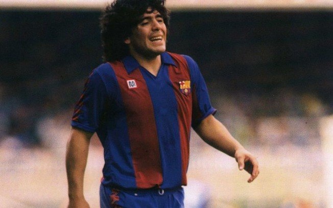 Decepção no Barcelona - Em 1982, Maradona já chegou ao clube catalão como estrela do futebol, mas sofreu com problemas extracampo e ficou apenas duas temporadas. No primeiro ano, sofreu com um quadro de hepatite. Já no segundo, sofreu uma lesão no tornozelo e ficou mais de três meses longe dos gramados.