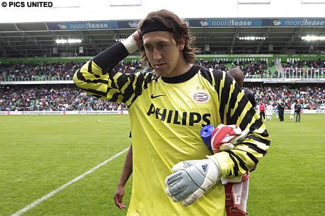 Cásiso: ídolo do Corinthians, o goleiro Cássio viu seu contrato expirar no PSV, da Holanda, em setembro de 2011. Ele ficou dois meses sem clube, até ser contratado pelo Timão, em dezembro.