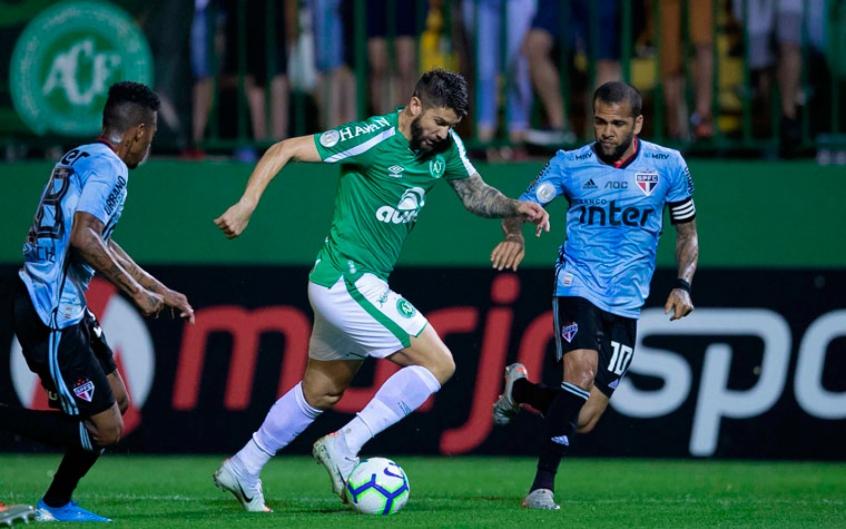 Sempre especulado no Brasil como opção para o ataque, Everaldo decepcionou no Kashima Antlers no Campeonato Japonês. Na J-League, fez 28 jogos e marcou apenas um gol. O atacante também deu quatro assistências. Em outras competições, a média foi melhor e ele marcou outras oito vezes.