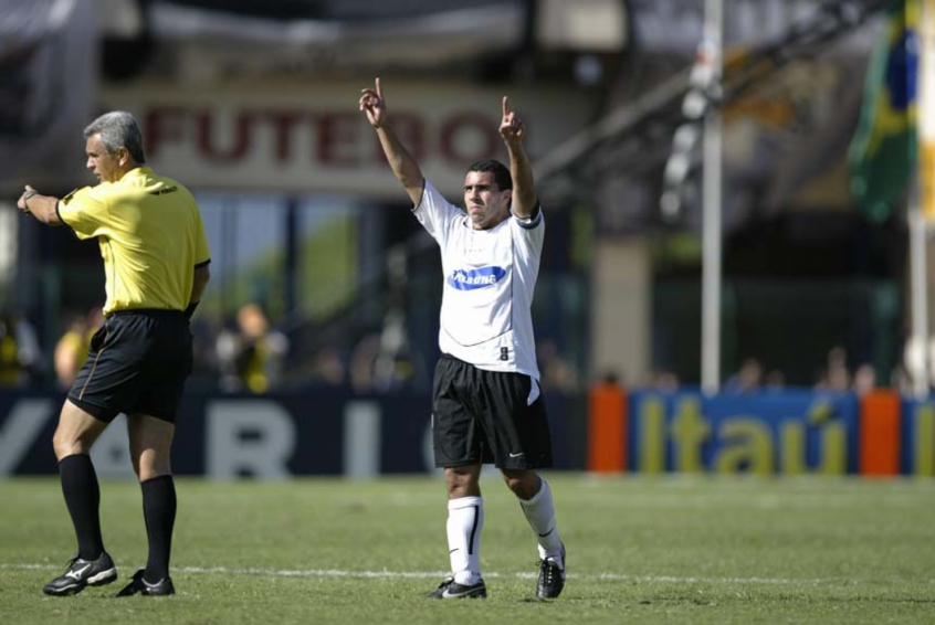 Craque do Boca Juniors campeão da Libertadores e intercontinental em 2003, o atacante tinha 20 anos quando foi anunciado para ser o astro do milionário time do Corinthians montado pela MSI, em 2005.