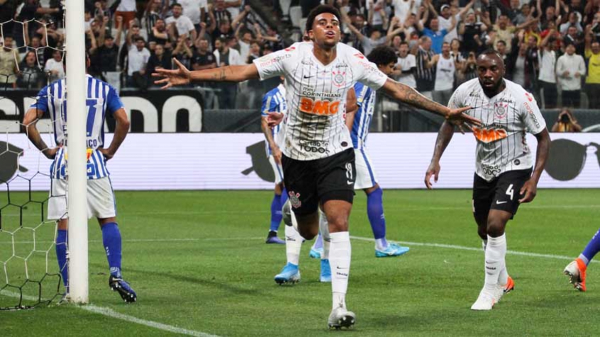 O Corinthians fez seu dever de casa no Brasileirão e bateu o Avaí na noite desta quarta-feira, jogando diante de sua torcida, pelo placar de 3 x 0. O grande destaque do Timão foi o artilheiro Gustagol, que voltou a ser titular e abriu o placar para os corintianos, além de muita movimentação. Confira as notas do Corinthians no LANCE! (por Carlos Bandeira de Mello - carlosandrade@lancenet.com.br)