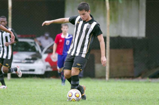 Surgiu como grande promessa no Santos, não vingou, rodou por diversos clubes e hoje está sem time.