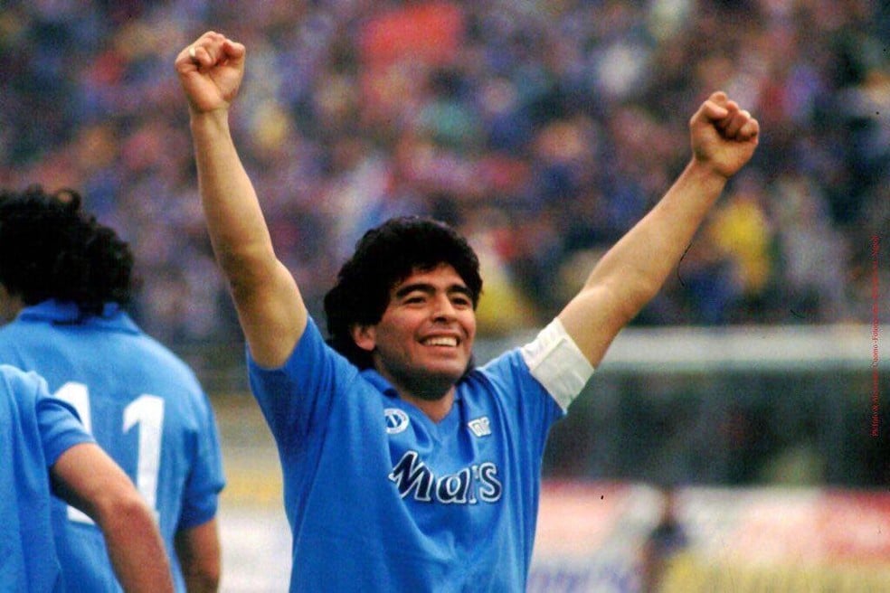‘El pibe de oro’, Maradona foi viciado em cocaína e isso fez com que sua carreira, se não foi abreviada, pelo menos não tenha terminado como o esperado, lá no alto. Ele arrastou o vício do Barcelona para o Napoli e até ganhou títulos, inclusive uma Copa do Mundo com a Argentina, mas, no final da carreira, ele já não atuava mais em alto nível.