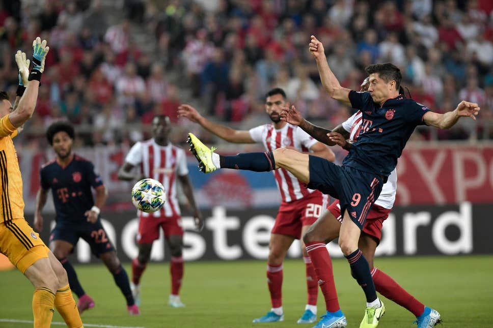 Na Grécia, o Olympiacos é o líder. O Campeonato Grego retornará no dia 6 de junho.