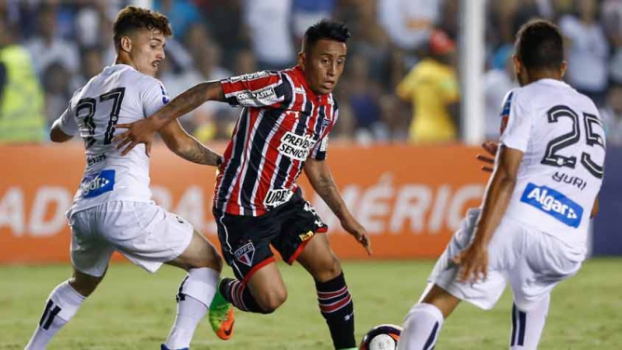 Estreia em clássico com vitória - Seu primeiro clássico comandando o Tricolor foi diante do Santos, na Vila Belmiro. Com grande partida de Cueva, o São Paulo venceu o Peixe fora de casa, de virada, por 3 a 1.