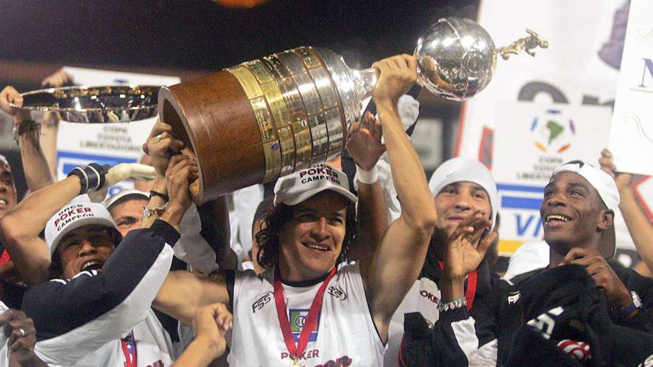 Ainda na Libertadores, o ano de 2004 talvez tenha tido o mais surpreendente campeão da história, o Once Caldas. Desconhecido até então, com apenas quatro títulos locais, o time colombiano eliminou Santos e São Paulo e ainda venceu o temido Boca Juniors na grande final, nos pênaltis, com o placar de 2 a 0 (sim!).