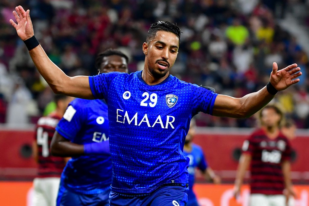 AL HILAL / SOBE - O meia saudita Al-Dawsari foi o principal nome do Al Hilal no  jogo. Provocou as melhores defesas do goleiro adversário ao longo do jogo. Ainda fez o único gol da equipe na partida, se posicionando bem para ser a principal opção de fazer o gol. / DESCE - Imprudente, o meia peruano André Carillo deu um pontapé em Arrascaeta quando o time precisava do resultado e acabou sendo recebendo um cartão vermelho de maneira direta, corretíssima atitude do árbitro. Prejudicou e muito a equipe na reta final deste Mundial.