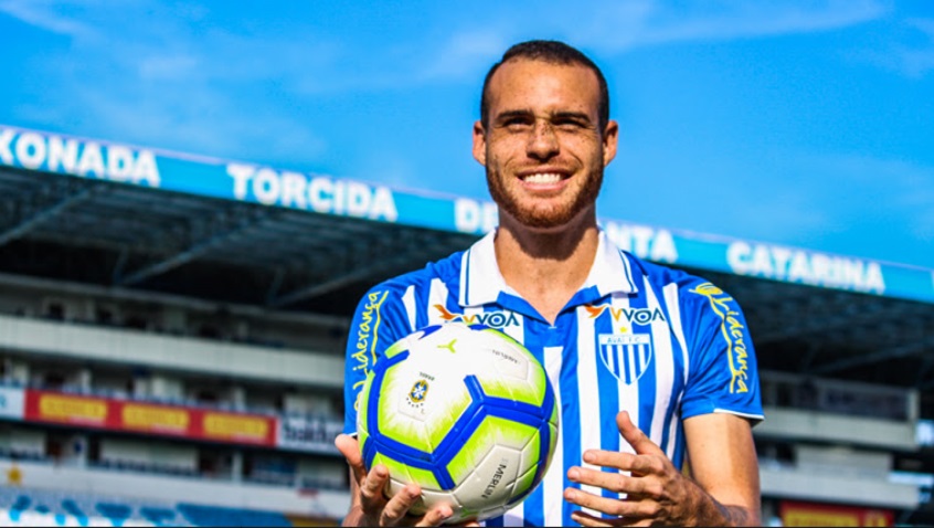 FECHADO - O Botafogo segue contratando jogadores visando a próxima temporada. O nome da vez é Pedro Castro, meio-campista que não renovou o contrato com o Avaí e, livre no mercado, encaminhou a mudança para o clube de General Severiano. Ele pertence à Tombense, de Minas Gerais, e foi emprestado ao Botafogo por uma temporada, até o fim da próxima Série B.