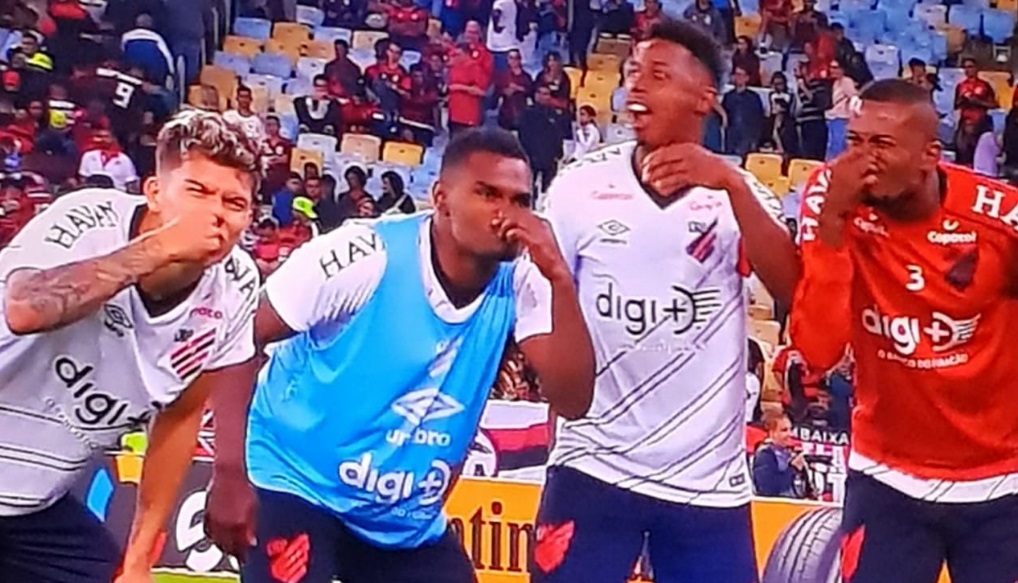 A PRIMEIRA DECEPÇÃO - Jogadores do Furacão provocam Flamengo com gesto de cheirinho (Foto: CBF) Na primeira decepção de Jorge Jesus à frente do Flamengo, o time foi eliminado pelo Athletico Paranaense, no Maracanã, pela Copa do Brasil de 2019. Foi no dia 18 de julho, quando Jesus ainda estava no começo do trabalho no Flamengo. Mas foi uma decepção.