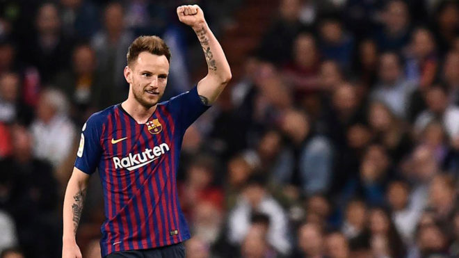 ESQUENTOU - Barcelona e Juventus podem realizar mais uma negociação no mercado em que o clube catalão pode oferecer Rakitic mais 30 milhões de euros (R$ 184 milhões) por Betancur, de acordo com o portal “Calciomercato”. O uruguaio é visto pela equipe culé como um possível substituto para Sergio Busquets que está com 32 anos.