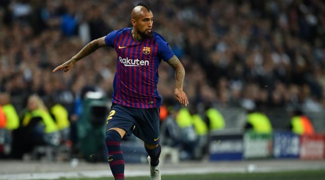 ESQUENTOU: Conforme noticiado pela 'Gazzetta dello Sport', Arturo Vidal já acertou as bases salariais com a Inter de Milão e apenas aguarda sua rescisão com o Barcelona. O meia chileno deve ser anunciado nos próximos dias e terá o salário de será de 6 milhões de euros por anos, com duas temporadas de contrato com o clube italiano.