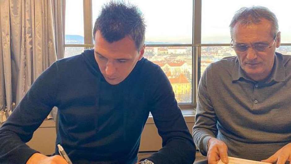 MARIO MANDZUKIC - Após deixar o futebol do Catar, o artilheiro croata Mario Mandzukic está procurando um clube. Aos 34 anos, o gigante tem proposta da Itália. Mas seu sonho é voltar para a Juventus.