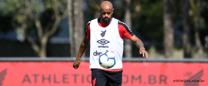 ESQUENTOU - O empresário de Thiago Heleno, Giba Brasil, está em Curitiba e negocia pessoalmente com a diretoria do Athletico-PR para uma extensão do vínculo por mais duas temporadas. O contrato atual de Thiago Heleno se encerra em dezembro deste ano.