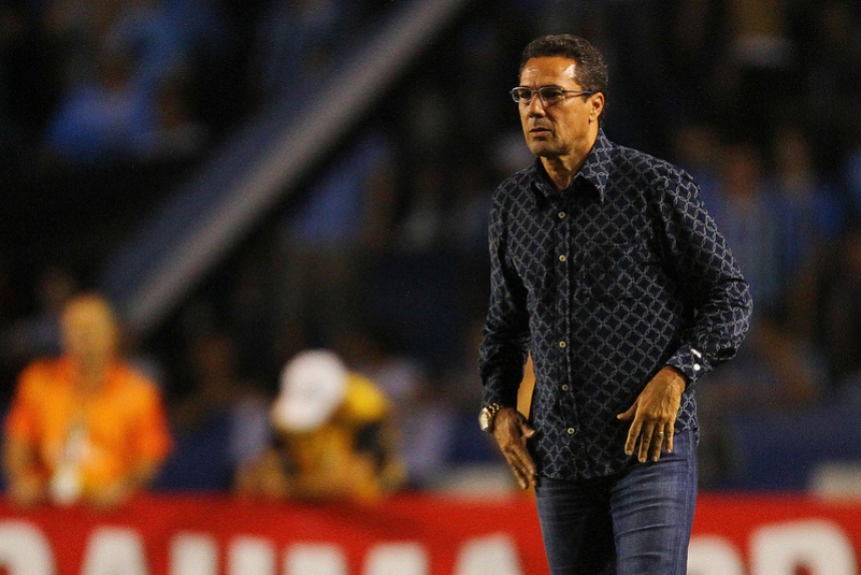 Ainda no início de 2012, assumiu o comando do Grêmio, e, no Brasileirão, levou a equipe à vaga na Libertadores. Em 2013, contou com nomes badalados como Dida, Zé Roberto, Cris, Elano, Barcos e Vargas, mas o time naufragou. Não durou até o fim do ano.