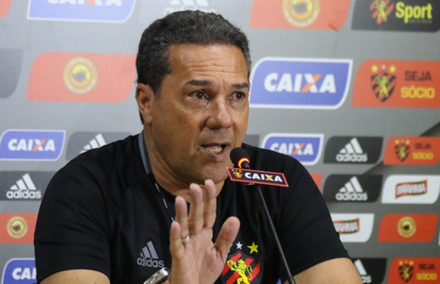 Luxemburgo foi para o Sport em 2017 e faturou o estadual. No Brasileirão, começou bem. Entretanto, após o time oscilar por algumas rodadas, foi duramente criticado por sofrer uma goleada de 5 a 0 contra o Grêmio, em Porto Alegre. O treinador acabou demitido do clube em outubro de 2017, após derrota por 2 a 0 para o Junior Barranquilla (COL), pelas quartas de final da Copa Sul-Americana.