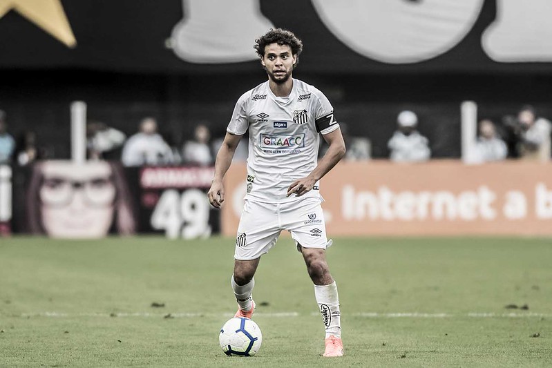 Se destacou no Santos, sendo um dos líderes do time, e depois teve passagem pelo Grêmio.