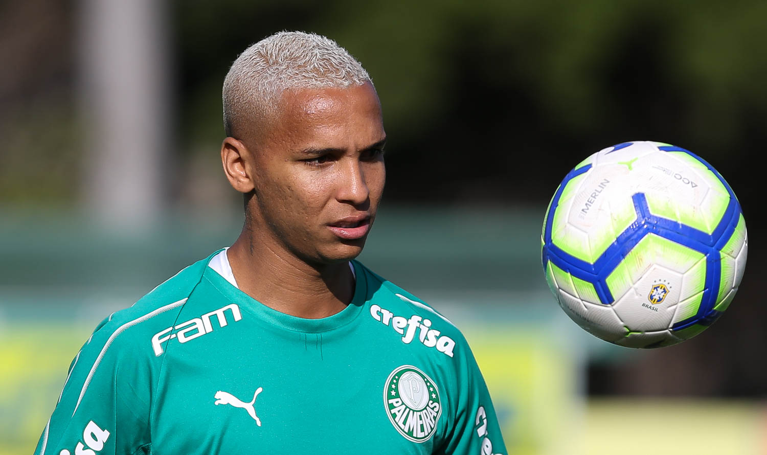 FECHADO - O atacante Deyverson está nos planos do Palmeiras para a sequência da temporada 2021. Com seu empréstimo no Alavés próximo do fim, a intenção do clube brasileiro é registrá-lo ainda nesta janela, antes do dia 23 de maio. A informação foi apurada pelo NOSSO PALESTRA/LANCE! em conjunto com o perfil Infos Palestra. Conforme apurado com fontes ligadas ao jogador, ele se despediu dos seus companheiros na Espanha nesta sexta-feira (21). Do lado do Palmeiras, pessoas do clube confirmam que há a possibilidade de inscrição para utilização imediata nos próximos campeonatos, como o Brasileirão.