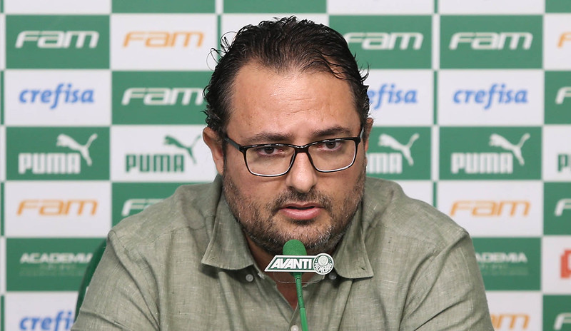 ESQUENTOU: O executivo de futebol Alexandre Mattos poderá ser o próximo diretor de futebol do Atlético-MG. Mattos, que estava a caminho da Inglaterra para dirigir o futebol do Reading, clube da segunda divisão, desistiu da empreitada na Terra da Rainha.