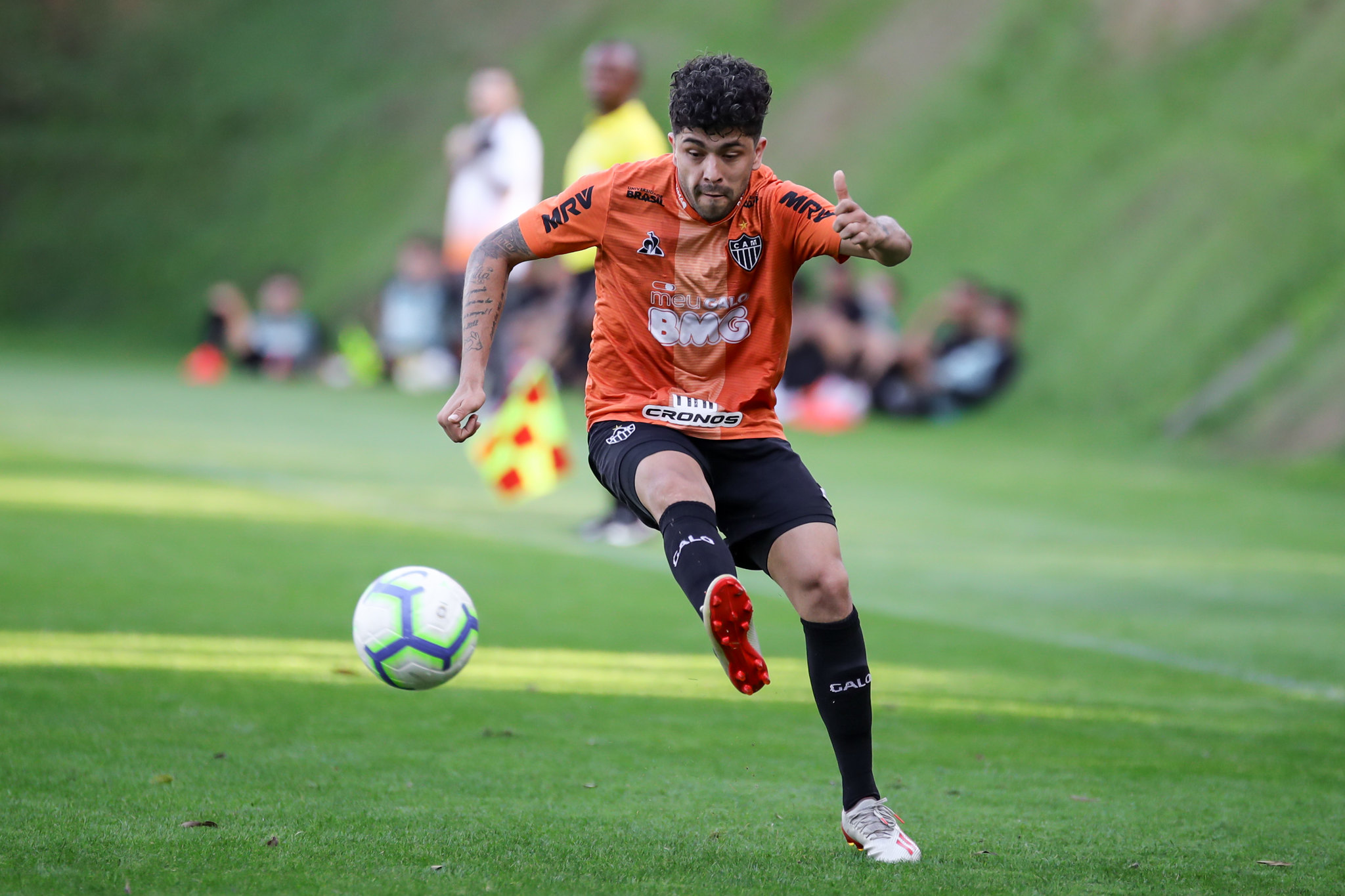 NÃO ROLOU - O destino do meia-atacante Luan não será o Santos. O jogador não chegou em acordo salarial com a diretoria santista e, por essa razão, ambas as partes decidiram interromper a negociação no momento. 