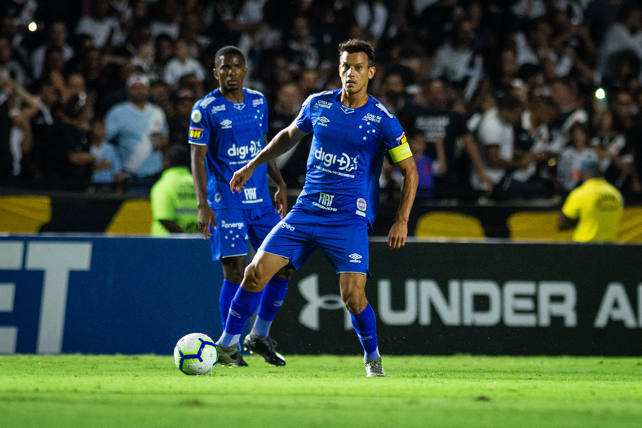 CRUZEIRO - Sobe: A Raposa teve apenas Fred de bom em campo. O experiente atacante entrou no segundo tempo, deu uma cabeçada perigosa e ainda deu um passe açucarado para Marquinhos Gabriel e Ezequiel estragarem a jogada. Egídio foi bem presente nos lances de bola parada. Desce - Pedro Rocha foi uma nulidade enquanto esteve em campo. Marquinhos Gabriel, com algo que não foi chute a gol em cruzamento, e Ezequiel, que não conferiu tal lance, desperdiçaram uma grande chance de empatar o jogo.