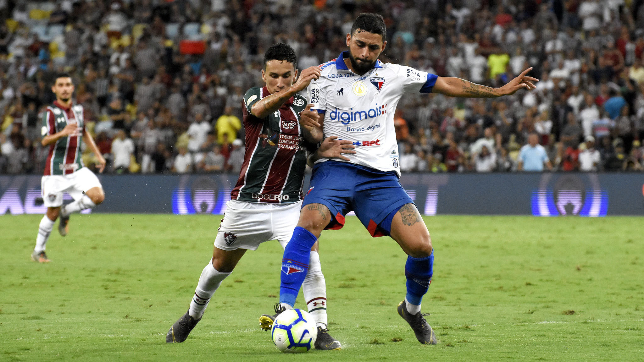 FORTALEZA / SOBE - Foi um dos principais expoentes nos contra-ataques. Além da velocidade, mostrou habilidade para se desvencilhar da marcação e foi o que deu mais preocupação à defesa do Fluminense. No fim, bateu uma falta perigosa, mas que acabou para fora. / DESCE - A equipe de Rogério Ceni ficou postada, na maior parte do tempo, na defesa e ofereceu poucos perigos aos donos da casa. Diferente como é na Fonte Nova, não foi agressiva. Na metade do segundo tempo, o Fortaleza ainda perdeu Paulão, expulso, pelo segundo cartão amarelo. 