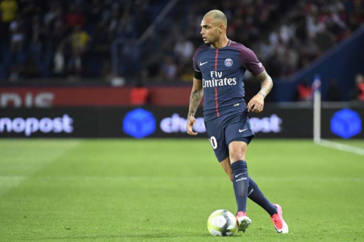 ESQUENTOU - Com contrato se encerrando no final deste mês, Layvin Kurzawa recebeu uma oferta para renovar com o Paris Saint-Germain. De acordo com a "France Football", o lateral ficou surpreso com a decisão do clube, que propôs quatro temporadas e um aumento salarial.