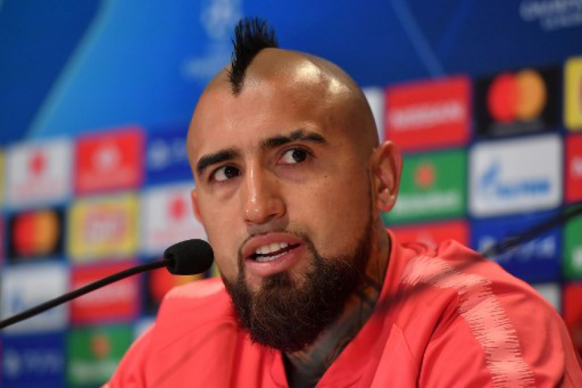 MORNO: Sem o espaço que sonhava no Barcelona, o chileno Arturo Vidal deve ser um dos grandes personagens da próxima janela de transferências. Segundo Reinaldo Rueda, técnico do Chile, o Borussia Dortmund sondou o jogador e também existiria a possibilidade de retorno à Itália.