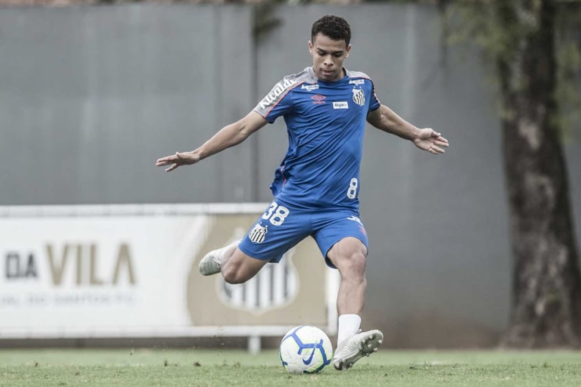 Sandry - Santos - Volante - 18 anos: Fez parte da Seleção Brasileira campeã mundial sub-17 em 2019 e começou a ganhar espaço na equipe profissional no final de 2020. É muito forte na marcação e tem qualidade na saída de bola.