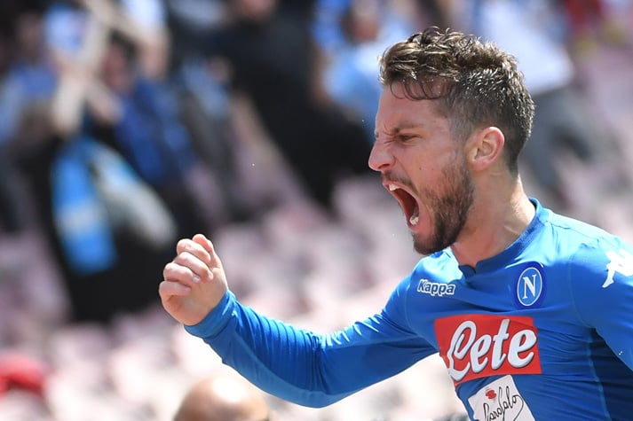 ESQUENTOU - Após assumir o posto de maior artilheiro da história do Napoli com o gol marcado no último sábado, o atacante Dries Mertens pode acertar a renovação de contrato com o clube italiano nos próximos dias, segundo informações da "BBC Sport".