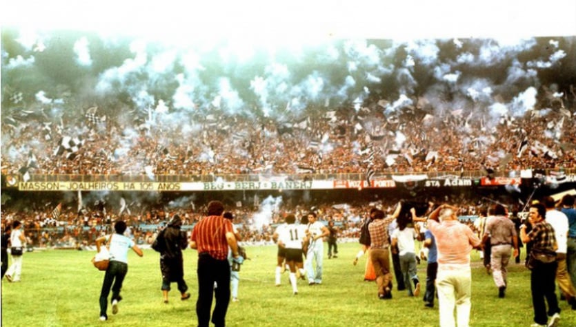 Essa não foi a única invasão que a fiel torcida do Timão já fez. Em 1976, na semifinal do Campeonato Brasileiro, milhares de torcedores do Corinthians invadiram o Maracanã, para o duelo contra o Fluminense, e protagonizou uma das maiores festas do futebol nacional. 