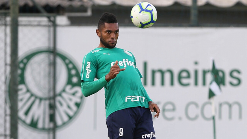 ESQUENTOU - Ao que tudo indica, o Grêmio está próximo de acertar com Miguel Borja, atacante que foi muito bem no Junior Barranquilla e não deve ser utilizado no Palmeiras de Abel Ferreira. Após o revés do Tricolor diante do Bragantino, o diretor de futebol Diego Cerri citou que as negociações entre jogador e clube estão adiantadas.